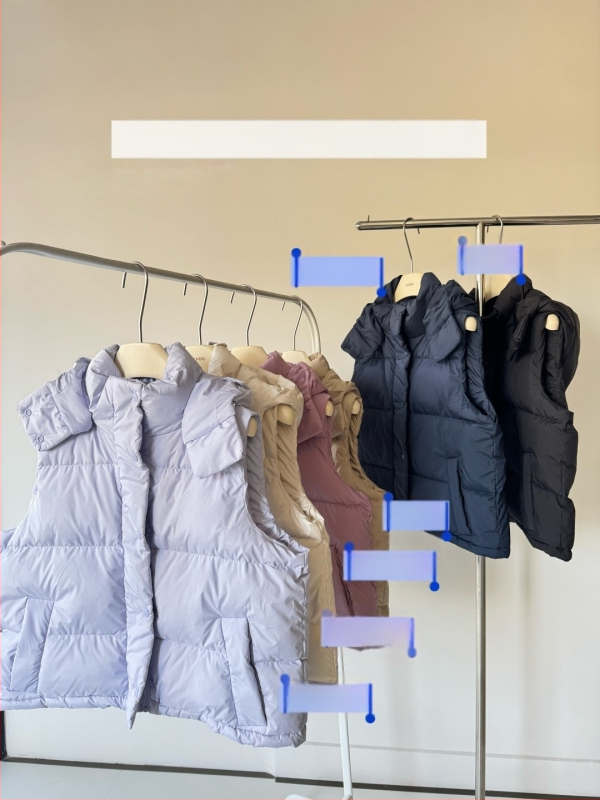 Sievietēm kapucēta pūkaina veste, īss garums, rāvējslēdzējs, noņemama, balts pīļu pūkas 56–60%