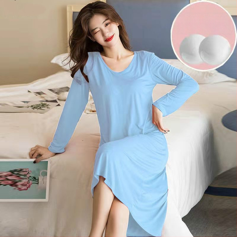 Γυναικεία πιτζάμα από τεχνητό βαμβάκι με επένδυση στήθους, μακριά μανίκια, μεσαίου μήκους πάνω από το γόνατο, μπορεί να φορεθεί και ως εξωτερικό ρούχο, άνοιξη–φθινόπωρο