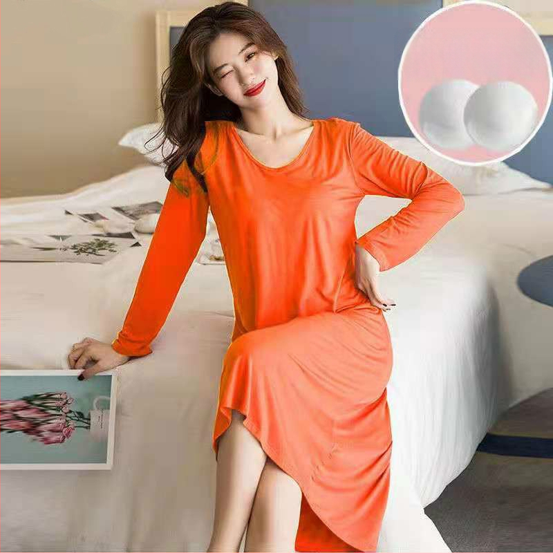 Γυναικεία πιτζάμα από τεχνητό βαμβάκι με επένδυση στήθους, μακριά μανίκια, μεσαίου μήκους πάνω από το γόνατο, μπορεί να φορεθεί και ως εξωτερικό ρούχο, άνοιξη–φθινόπωρο