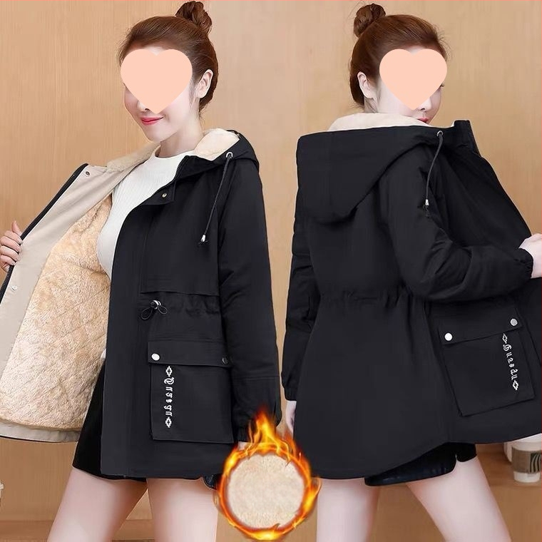 Női rövid kabát fleece-béléses – kerek nyak, raglán ujjak, egygombos záródás, laza szabás, pamut–polieszter keverék.