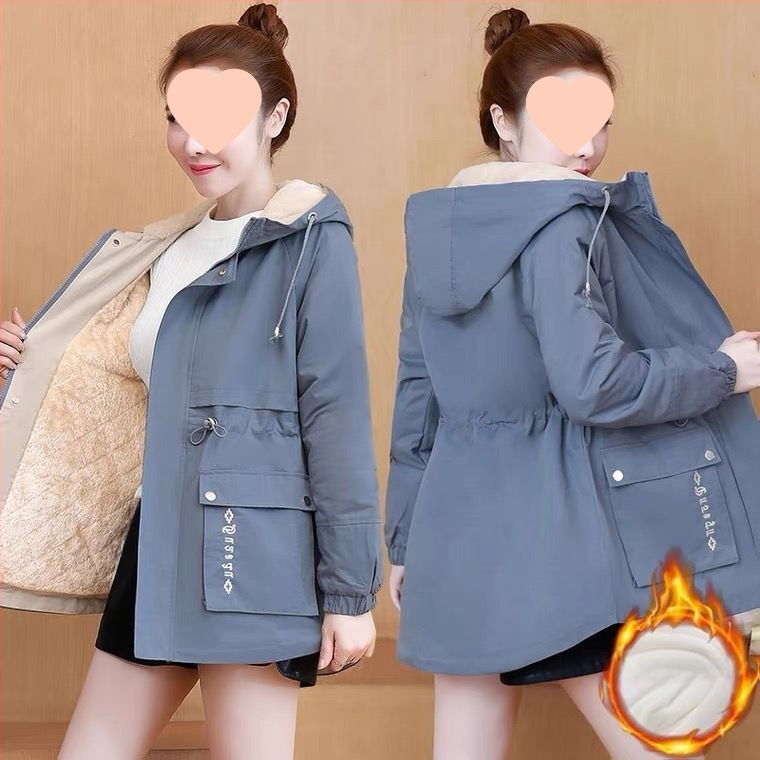 Női rövid kabát fleece-béléses – kerek nyak, raglán ujjak, egygombos záródás, laza szabás, pamut–polieszter keverék.