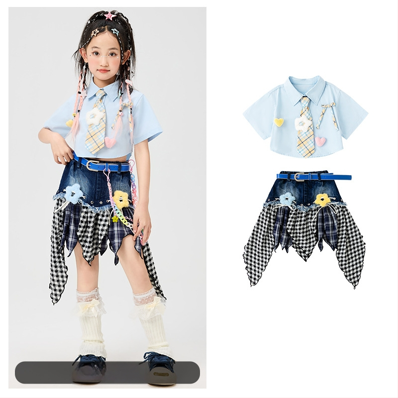 Meitenēm paredzēts džezdeju hip hop izpildes komplekts ar svārkiem un biksēm; materiāls: poliesters; maigā apstrāde; AQL 2.5; 12-14 šuves uz 3 cm