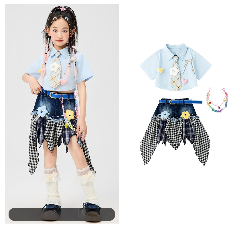 Meitenēm paredzēts džezdeju hip hop izpildes komplekts ar svārkiem un biksēm; materiāls: poliesters; maigā apstrāde; AQL 2.5; 12-14 šuves uz 3 cm