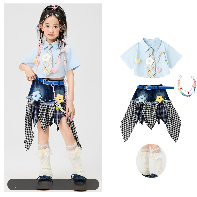 Meitenēm paredzēts džezdeju hip hop izpildes komplekts ar svārkiem un biksēm; materiāls: poliesters; maigā apstrāde; AQL 2.5; 12-14 šuves uz 3 cm