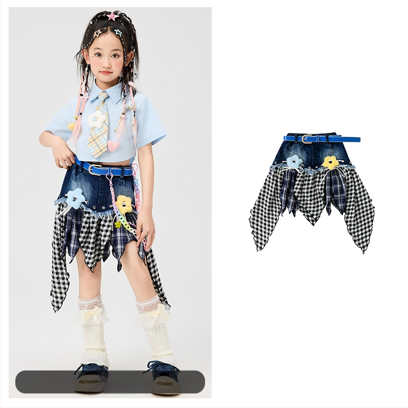 Meitenēm paredzēts džezdeju hip hop izpildes komplekts ar svārkiem un biksēm; materiāls: poliesters; maigā apstrāde; AQL 2.5; 12-14 šuves uz 3 cm