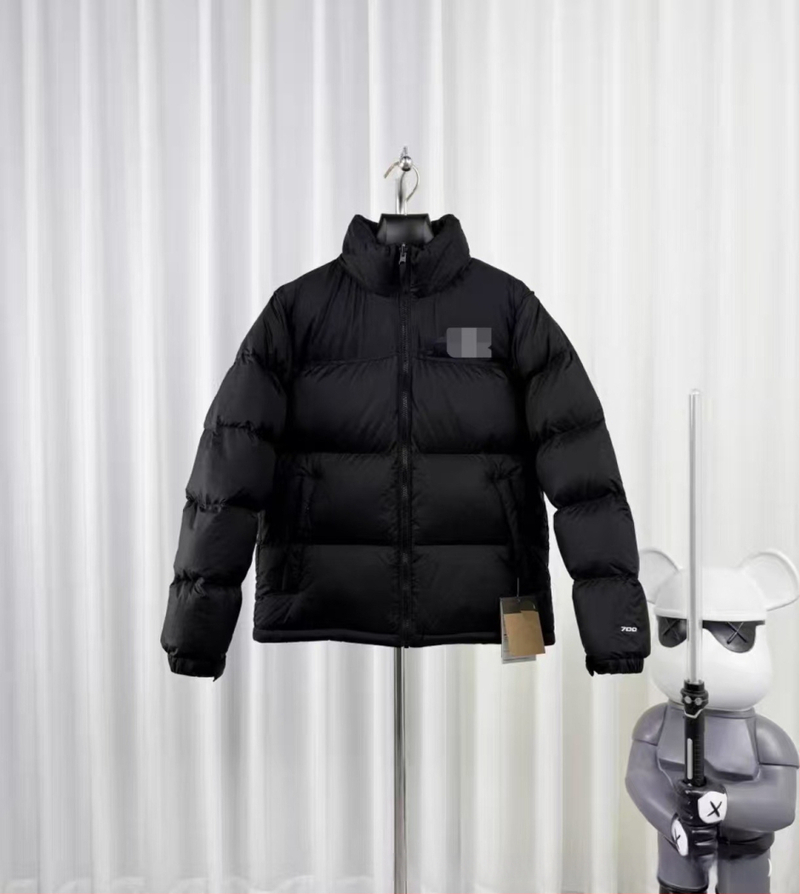 Kapucnis pehelydzseki, laza szabású, 50% fehér kacsapú töltet, külső nylon anyag, elülső cipzárral