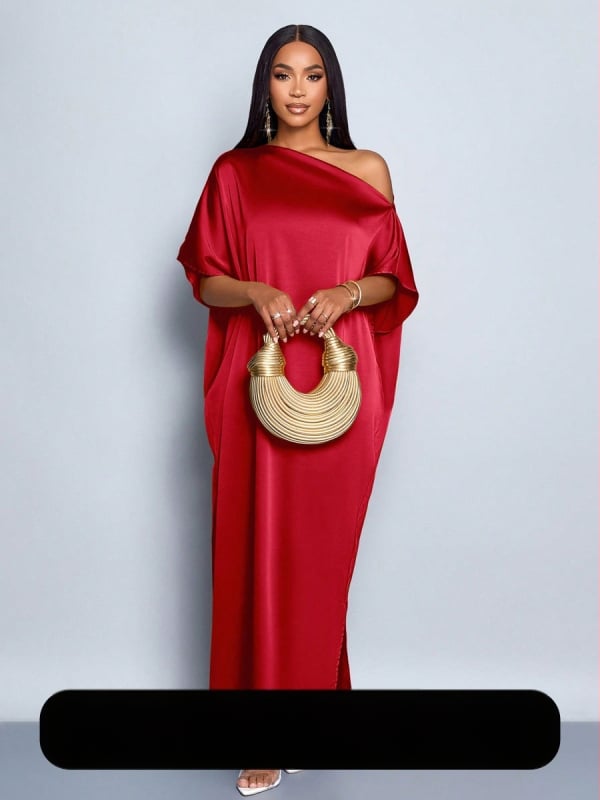 Сатенена рокля А-линия, дълга, с наклонена яка, бат ръкави и преден разрез; 90-95% полиестер, до 30% спандекс; есен 2025