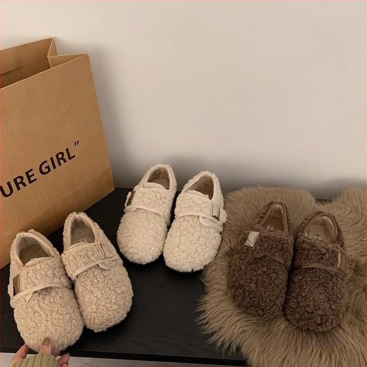 Sieviešu plakanās kurpes ar mākslīgu pūkaino apdari ārpusē un iekšpusē, Velcro aizdare, gumijas zole, zems papēdis