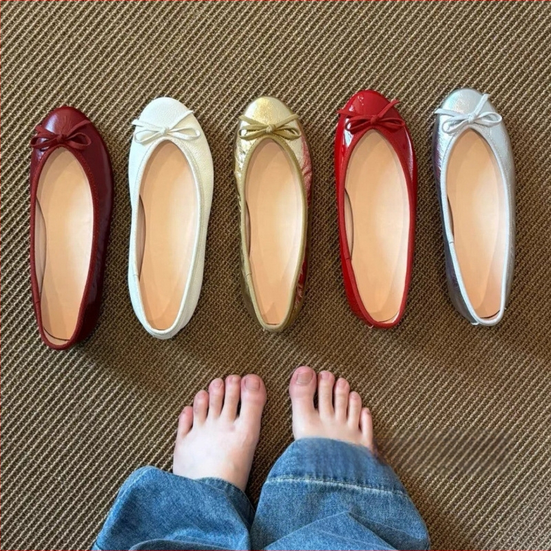 Sievietēm baleta kurpes ar apaļu purnu, virsējā daļa no liellādas ādas, iekšējā zole no aitas ādas, gumijas zole, zems papēdis (apaļš purns; liellādas āda; aitas āda; gumija; zems papēdis)