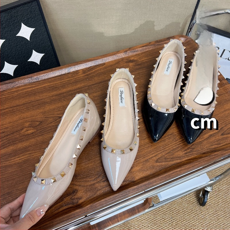 Sieviešu plakanas kurpes ar smailu purnu | virsma no lakotas ādas; iekšzole no dabīgās ādas; zole no gumijas; papēža augstums 3–6 cm