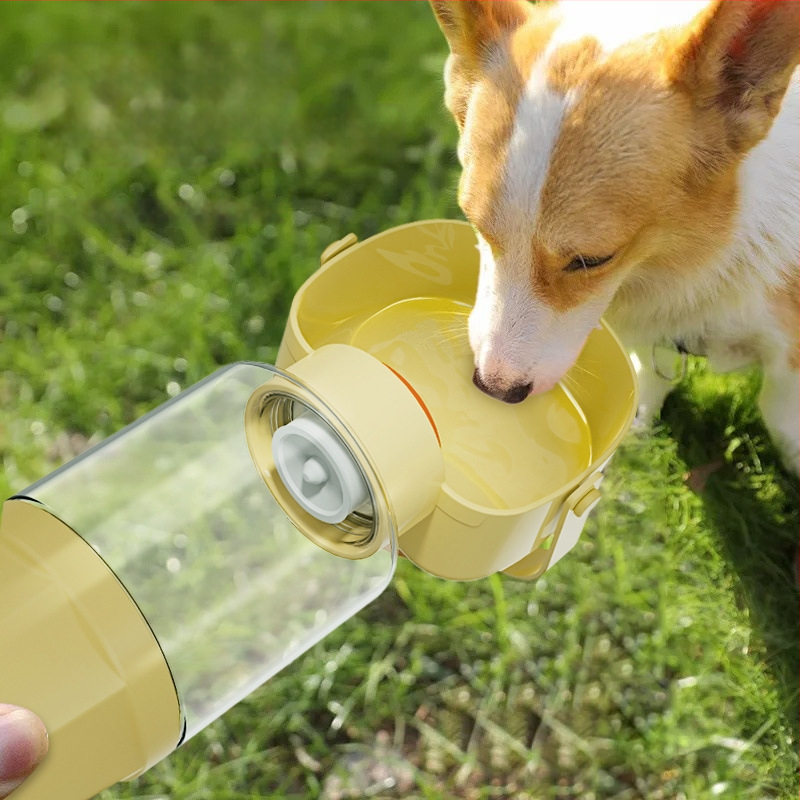 Portatīvā suņu ūdens pudele ar iekļauto krūzi un divfunkcionālu atdalāmo nodalījumu ūdenim un barībai (PP+PC; 50 gab./kaste; Mājas dzīvnieku barošanas rīki)