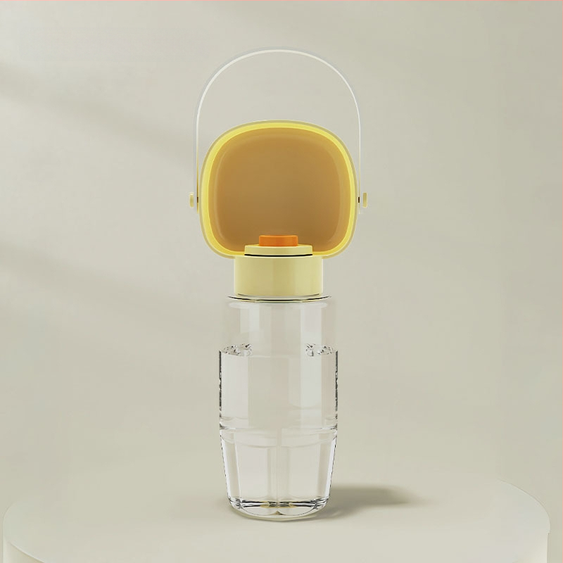 Portatīvā suņu ūdens pudele ar iekļauto krūzi un divfunkcionālu atdalāmo nodalījumu ūdenim un barībai (PP+PC; 50 gab./kaste; Mājas dzīvnieku barošanas rīki)