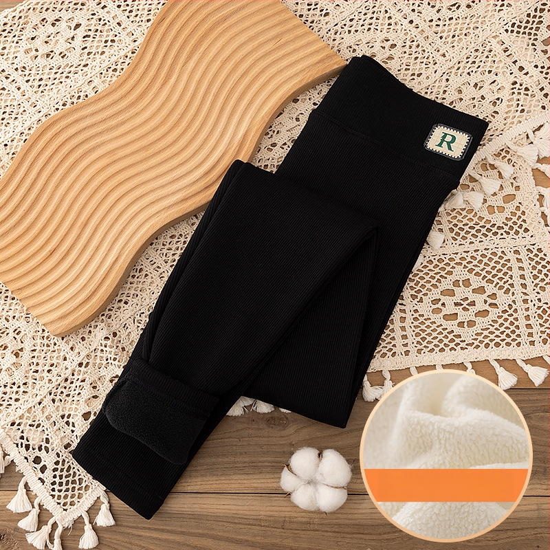 Fliisiga vooderdatud leggingid, kõrge vöökoht, lühike lõige, paksud ja soojad, viskoosist kootud