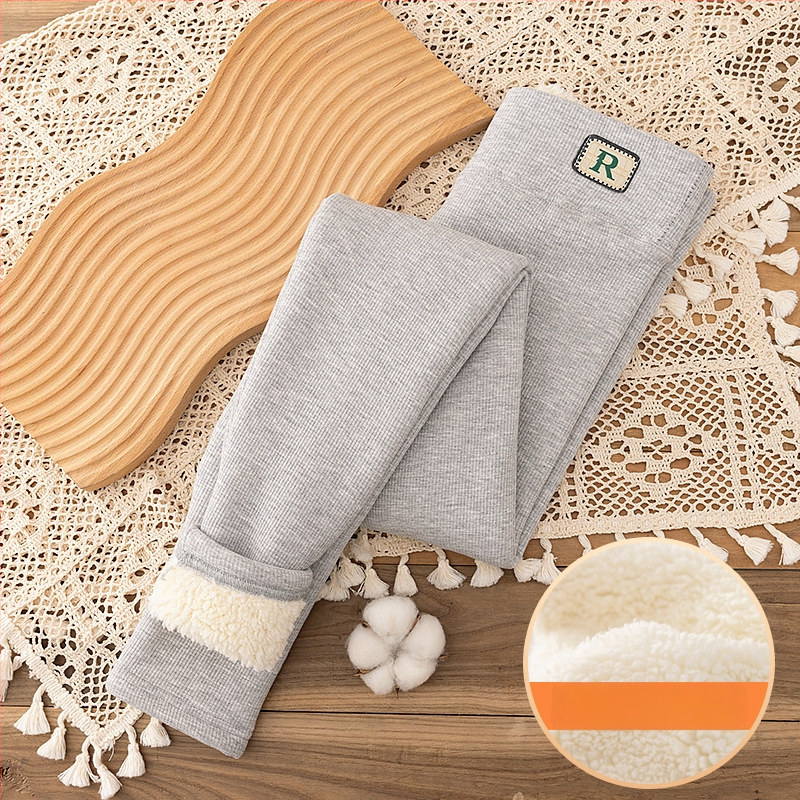 Fliisiga vooderdatud leggingid, kõrge vöökoht, lühike lõige, paksud ja soojad, viskoosist kootud