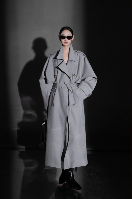 Női brit stílusú trench kabát, hosszított szabás, poliészter anyag 95%+, hercegnő ujjas ujjakkal, zakó típusú gallér