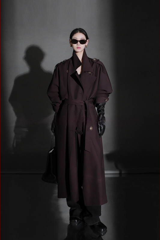 Női brit stílusú trench kabát, hosszított szabás, poliészter anyag 95%+, hercegnő ujjas ujjakkal, zakó típusú gallér