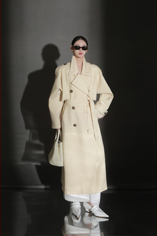 Női brit stílusú trench kabát, hosszított szabás, poliészter anyag 95%+, hercegnő ujjas ujjakkal, zakó típusú gallér