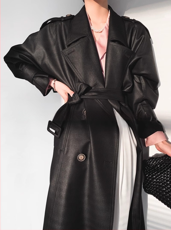 Női brit stílusú trench kabát, hosszított szabás, poliészter anyag 95%+, hercegnő ujjas ujjakkal, zakó típusú gallér