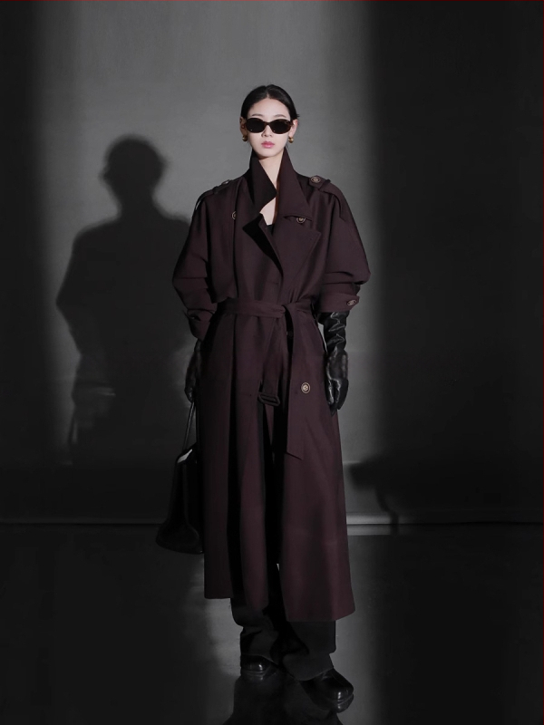 Női brit stílusú trench kabát, hosszított szabás, poliészter anyag 95%+, hercegnő ujjas ujjakkal, zakó típusú gallér