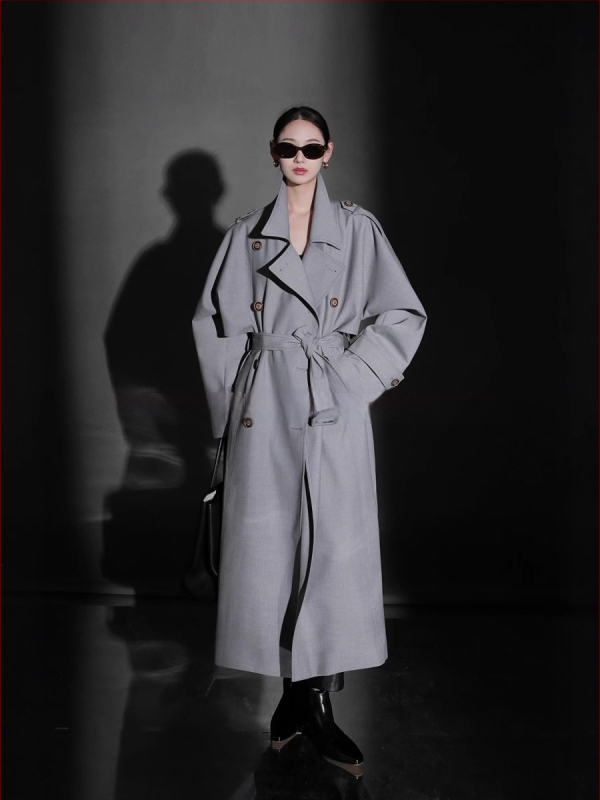 Női brit stílusú trench kabát, hosszított szabás, poliészter anyag 95%+, hercegnő ujjas ujjakkal, zakó típusú gallér