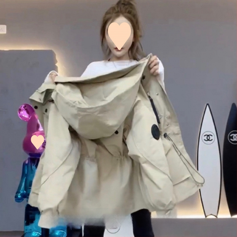 Női bélelt pamut kabát kapucnival, középhosszú, derekat szorító szabás, városi elegáns stílus, zsebekkel és gombokkal