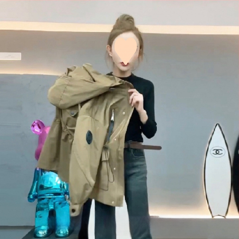 Női bélelt pamut kabát kapucnival, középhosszú, derekat szorító szabás, városi elegáns stílus, zsebekkel és gombokkal