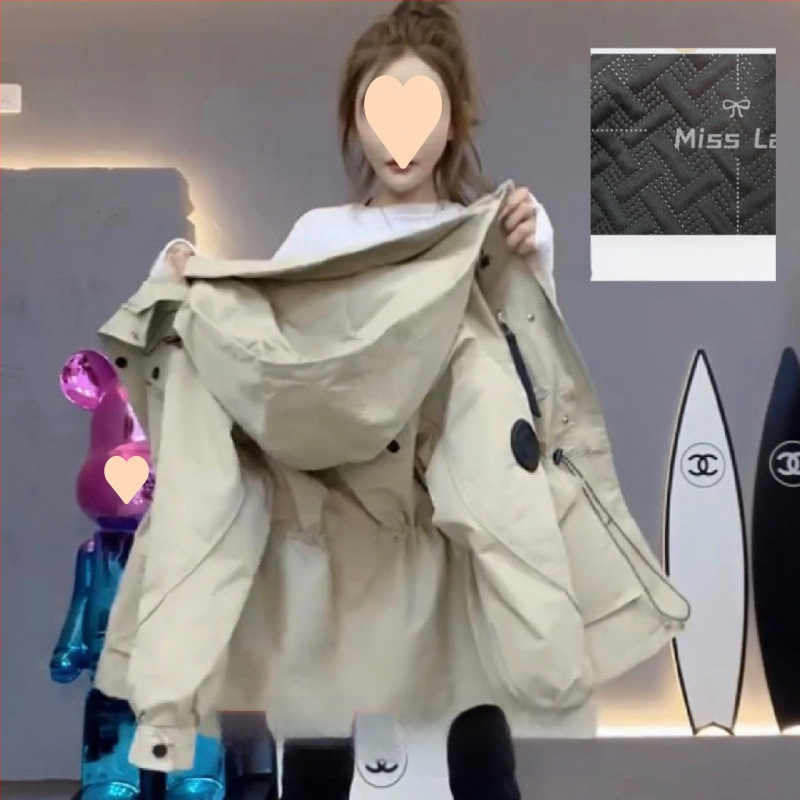 Női bélelt pamut kabát kapucnival, középhosszú, derekat szorító szabás, városi elegáns stílus, zsebekkel és gombokkal