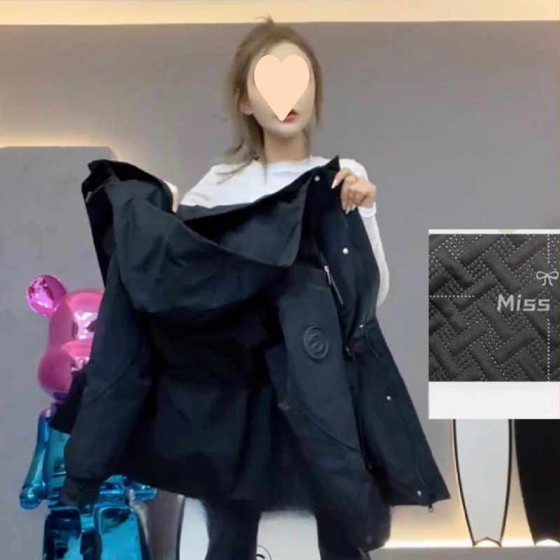 Női bélelt pamut kabát kapucnival, középhosszú, derekat szorító szabás, városi elegáns stílus, zsebekkel és gombokkal