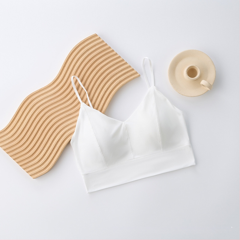 Bez plecu top no ice silk auduma, galvenais materiāls neilons 80–90%, pilns kauss, kausa forma: augšējā plāna / apakšējā bieza, korejiešu stila aizmugures dizains, elpojošs un ērts