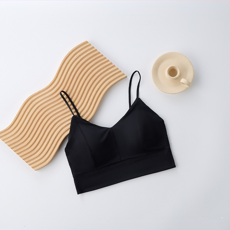 Bez plecu top no ice silk auduma, galvenais materiāls neilons 80–90%, pilns kauss, kausa forma: augšējā plāna / apakšējā bieza, korejiešu stila aizmugures dizains, elpojošs un ērts