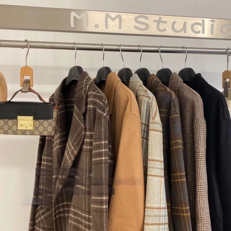 Γυναικείο μάλλινο παλτό, φαρδύ, V-λαιμό, διπλής σειράς κουμπιά, μήκος 50–65 εκ.