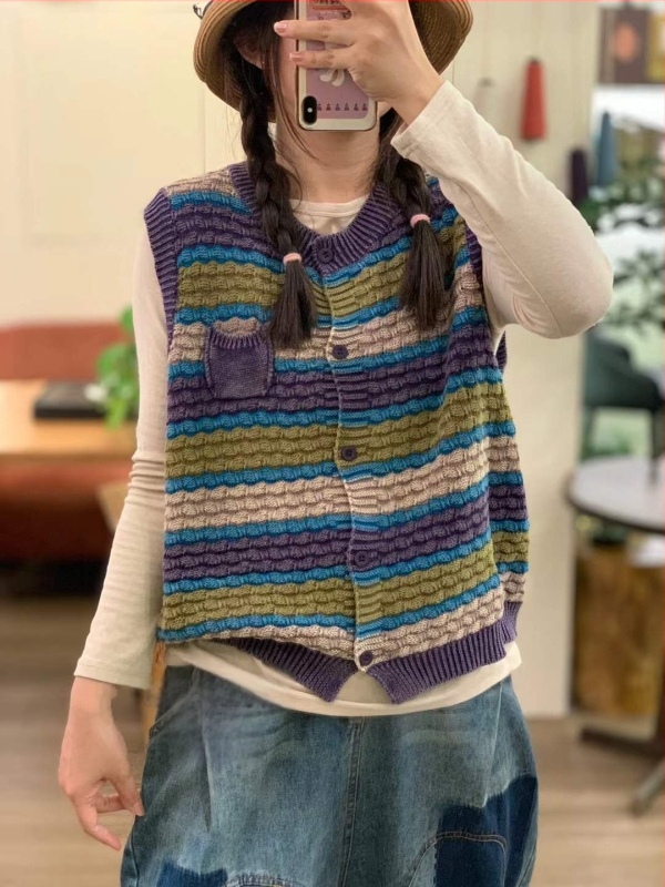 Raibā bez piedurknēm veste ar vienas rindas pogu, bez apkakles, kokvilnas adījums