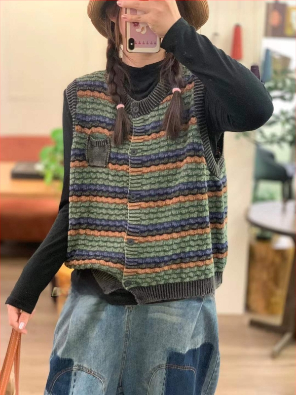 Raibā bez piedurknēm veste ar vienas rindas pogu, bez apkakles, kokvilnas adījums