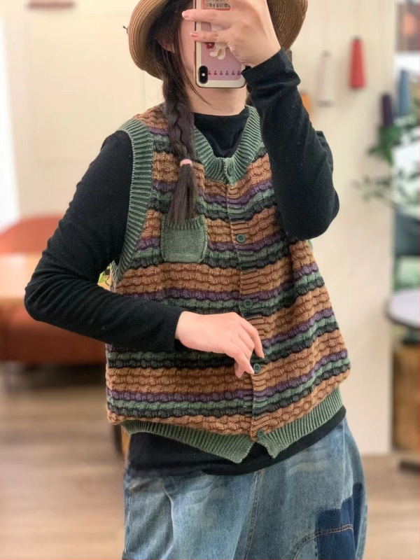 Raibā bez piedurknēm veste ar vienas rindas pogu, bez apkakles, kokvilnas adījums