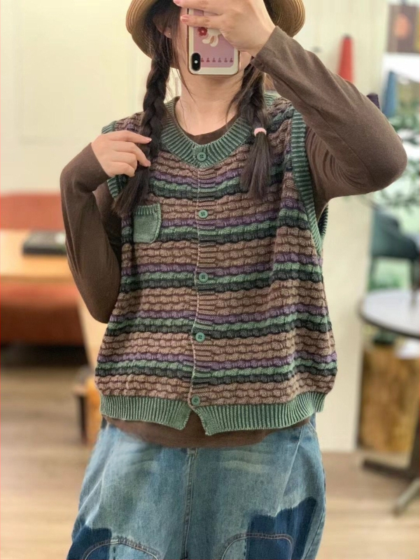 Raibā bez piedurknēm veste ar vienas rindas pogu, bez apkakles, kokvilnas adījums