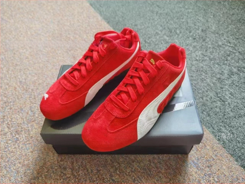 Unisex kedas ar īstu ādu un sietu augšdaļu, gumijas zole, zems profils, pretslīdēšana