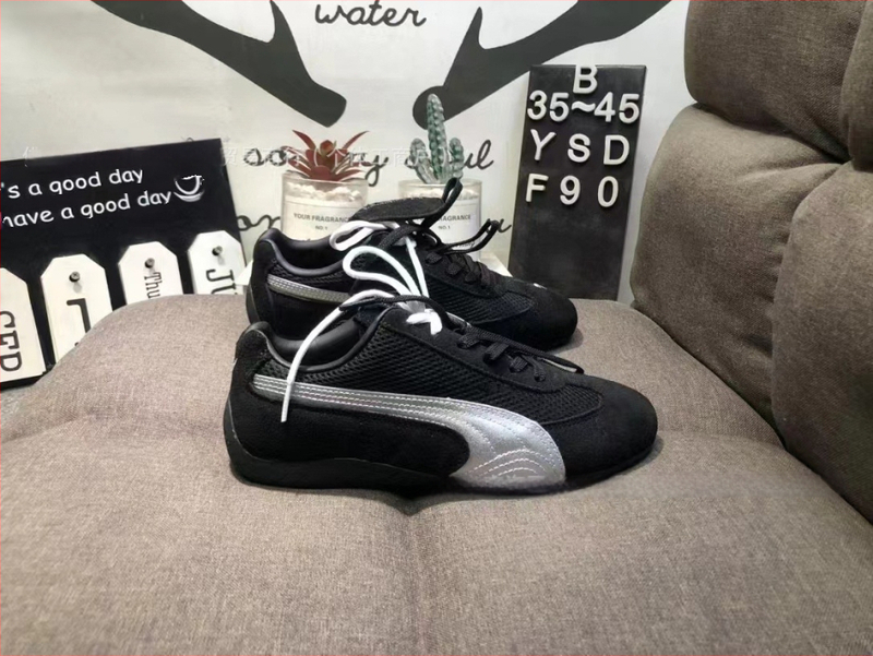 Unisex kedas ar īstu ādu un sietu augšdaļu, gumijas zole, zems profils, pretslīdēšana