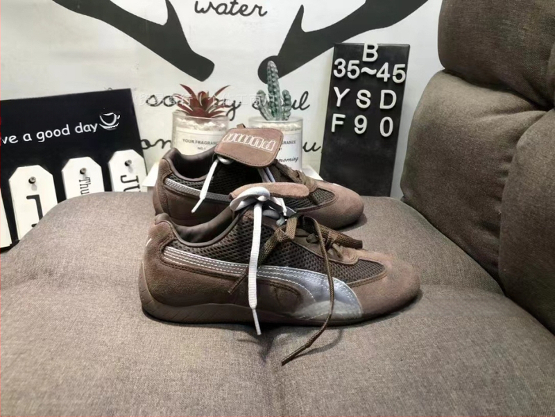 Unisex kedas ar īstu ādu un sietu augšdaļu, gumijas zole, zems profils, pretslīdēšana