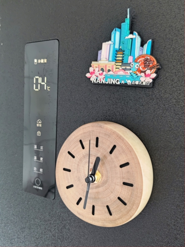 Puidust kell, vaikse liikumisega mehhanism, ümmargune LCD- ja analoogne ekraan, akudega toidetav