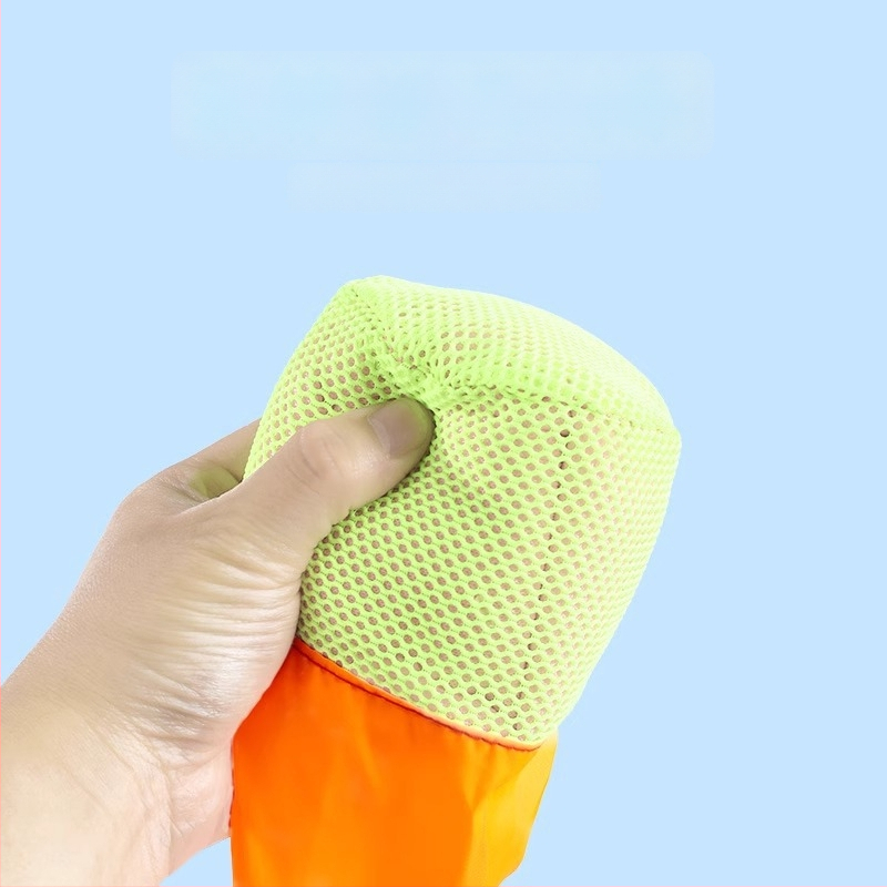 Āra sensoro attīstības spēle: maisiņu ar smiltīm mešana un mīkstās vēja izturīgās bumbiņas ar lentām, no auduma, bērniem vecumā 4–6 gadi