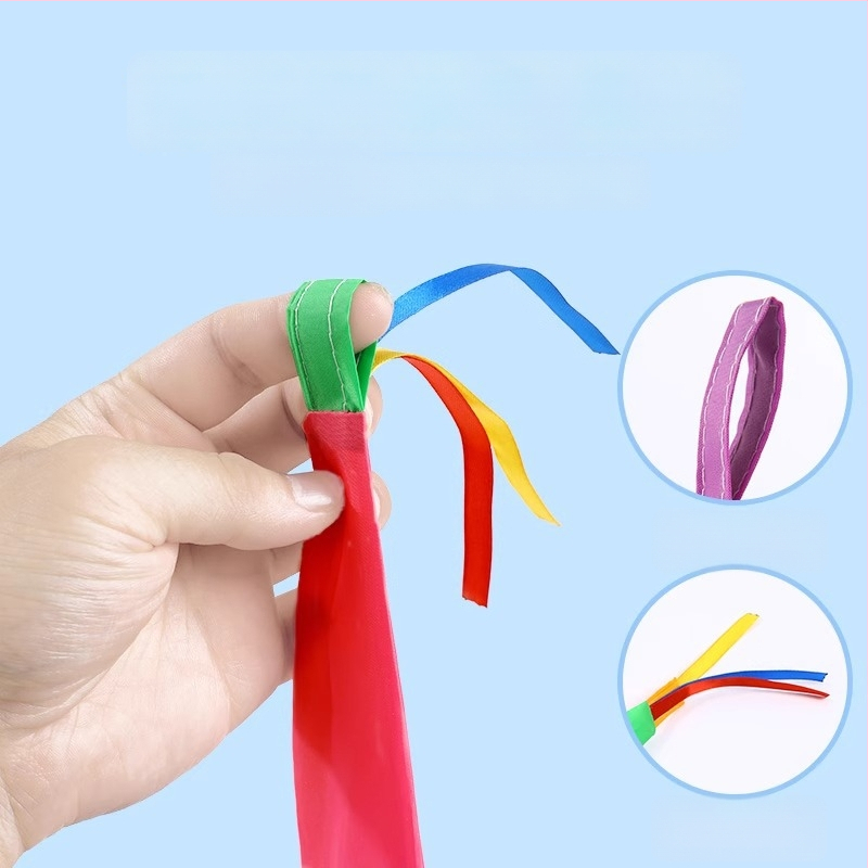 Āra sensoro attīstības spēle: maisiņu ar smiltīm mešana un mīkstās vēja izturīgās bumbiņas ar lentām, no auduma, bērniem vecumā 4–6 gadi