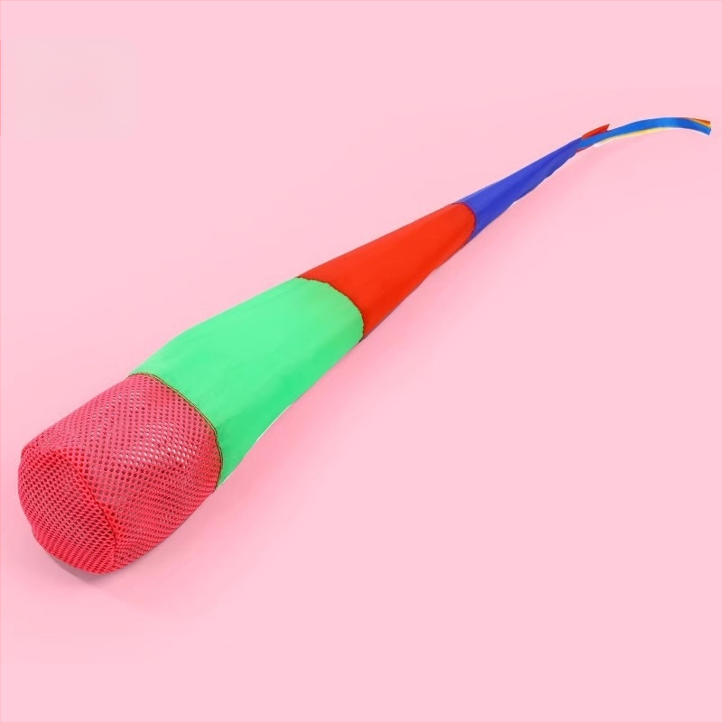 Āra sensoro attīstības spēle: maisiņu ar smiltīm mešana un mīkstās vēja izturīgās bumbiņas ar lentām, no auduma, bērniem vecumā 4–6 gadi