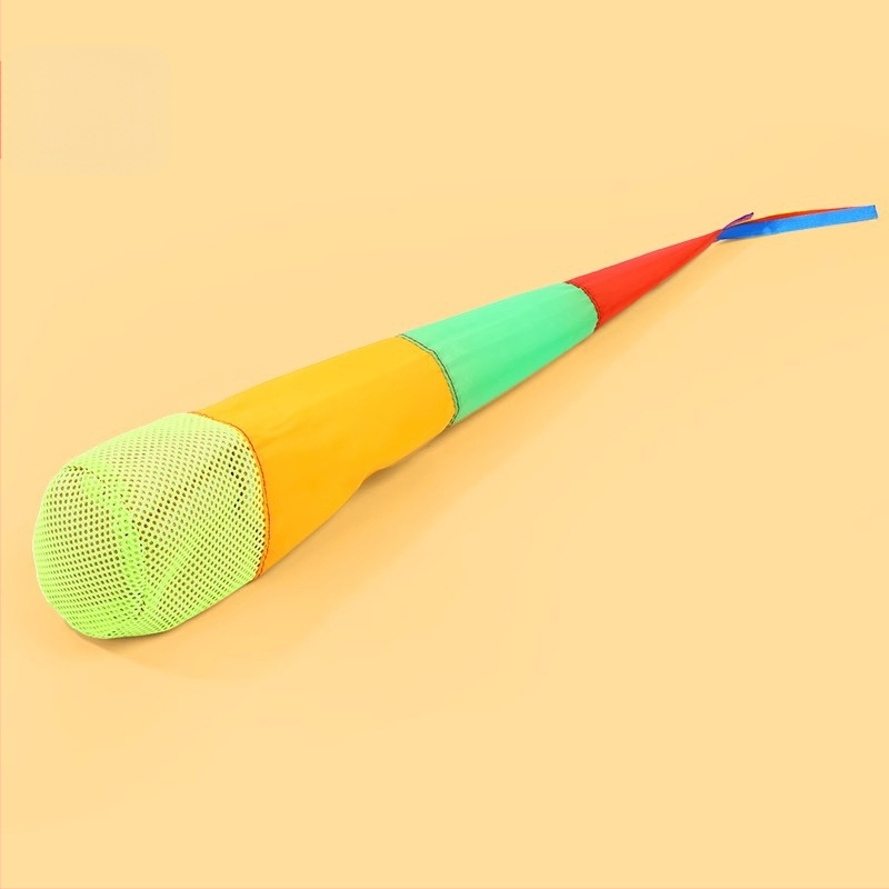 Āra sensoro attīstības spēle: maisiņu ar smiltīm mešana un mīkstās vēja izturīgās bumbiņas ar lentām, no auduma, bērniem vecumā 4–6 gadi