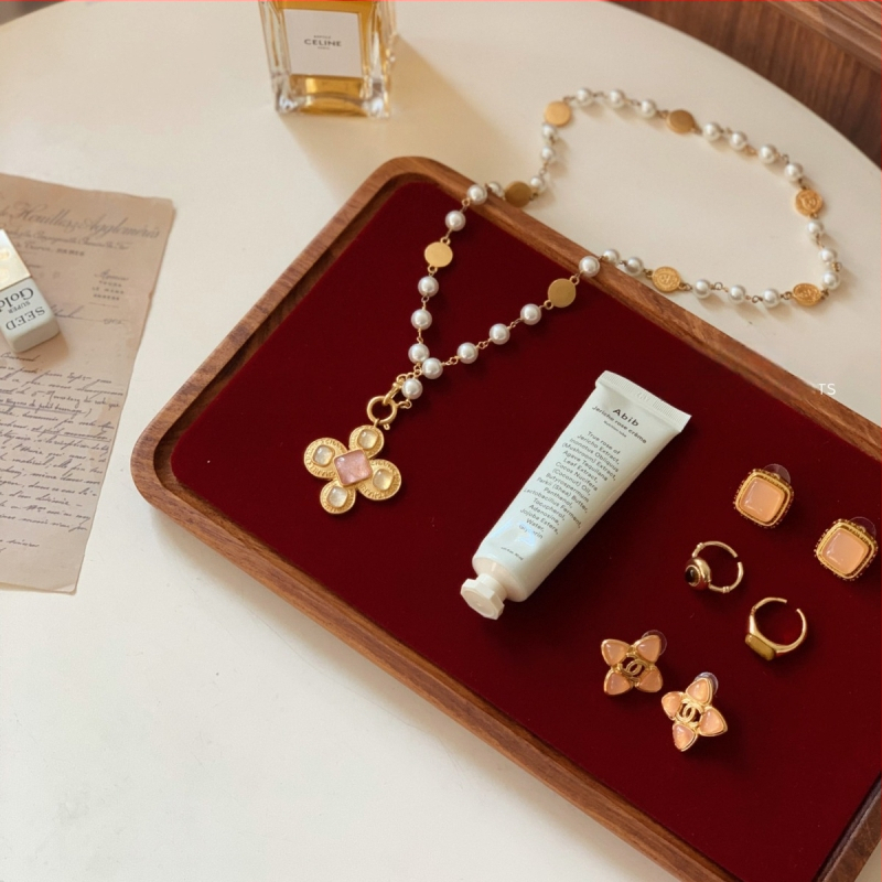 Masivus medžio papuošalų demonstravimo padėklas karoliai ir apyrankėms su veliūrine įdėkle — aukštos klasės stilius, 2024 rudens leidimas