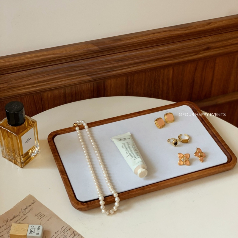 Masivus medžio papuošalų demonstravimo padėklas karoliai ir apyrankėms su veliūrine įdėkle — aukštos klasės stilius, 2024 rudens leidimas