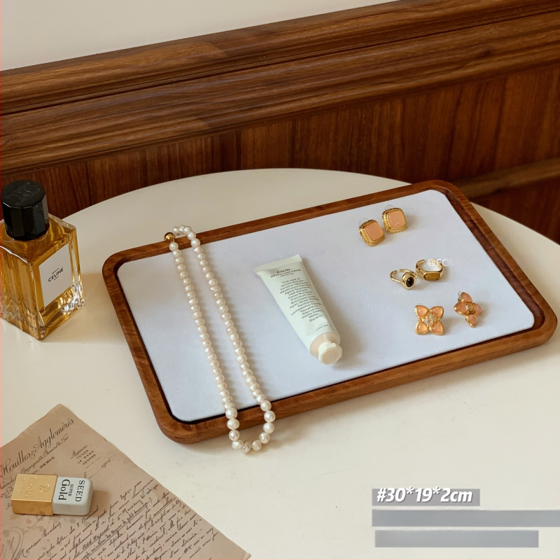 Masivus medžio papuošalų demonstravimo padėklas karoliai ir apyrankėms su veliūrine įdėkle — aukštos klasės stilius, 2024 rudens leidimas