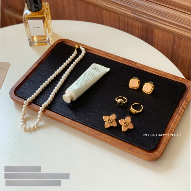 Masivus medžio papuošalų demonstravimo padėklas karoliai ir apyrankėms su veliūrine įdėkle — aukštos klasės stilius, 2024 rudens leidimas