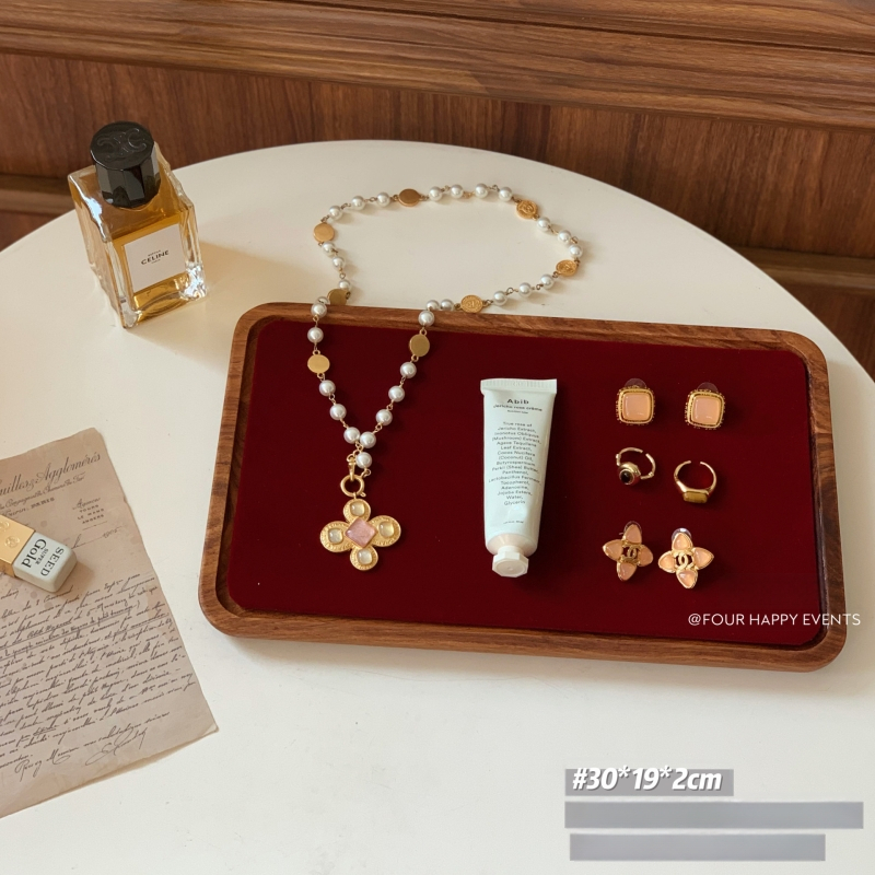 Masivus medžio papuošalų demonstravimo padėklas karoliai ir apyrankėms su veliūrine įdėkle — aukštos klasės stilius, 2024 rudens leidimas