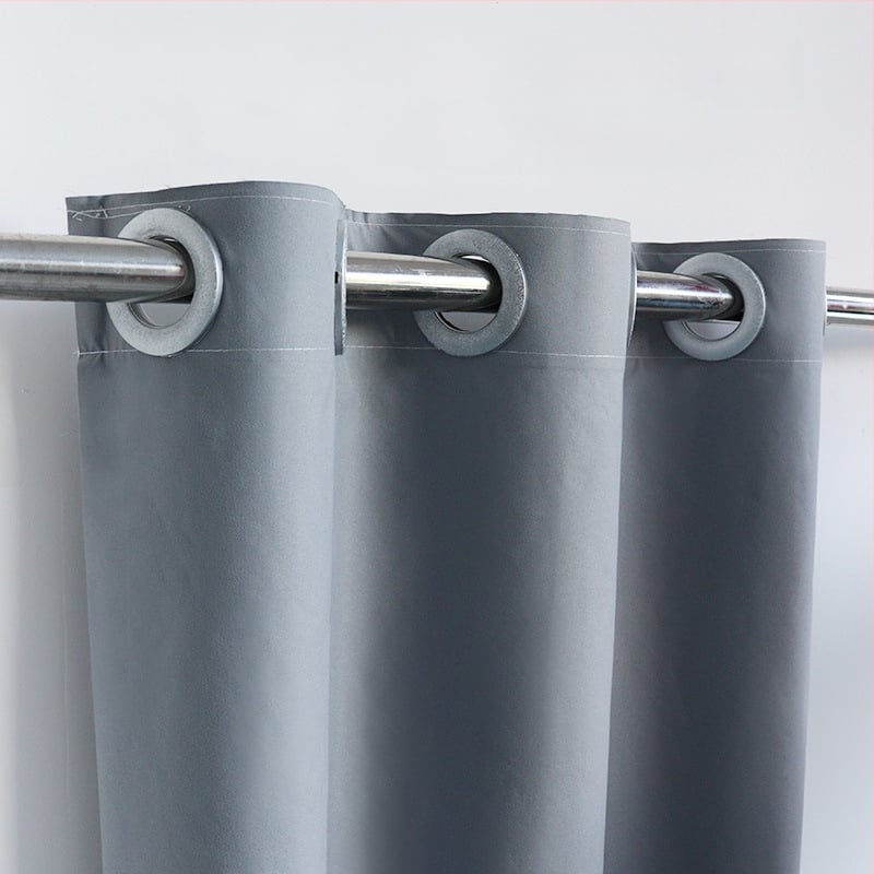 Draperie blackout Nordic din țesătură compozită, șină roman perforată, umbrire 71–90%, potrivită pentru living și dormitor.