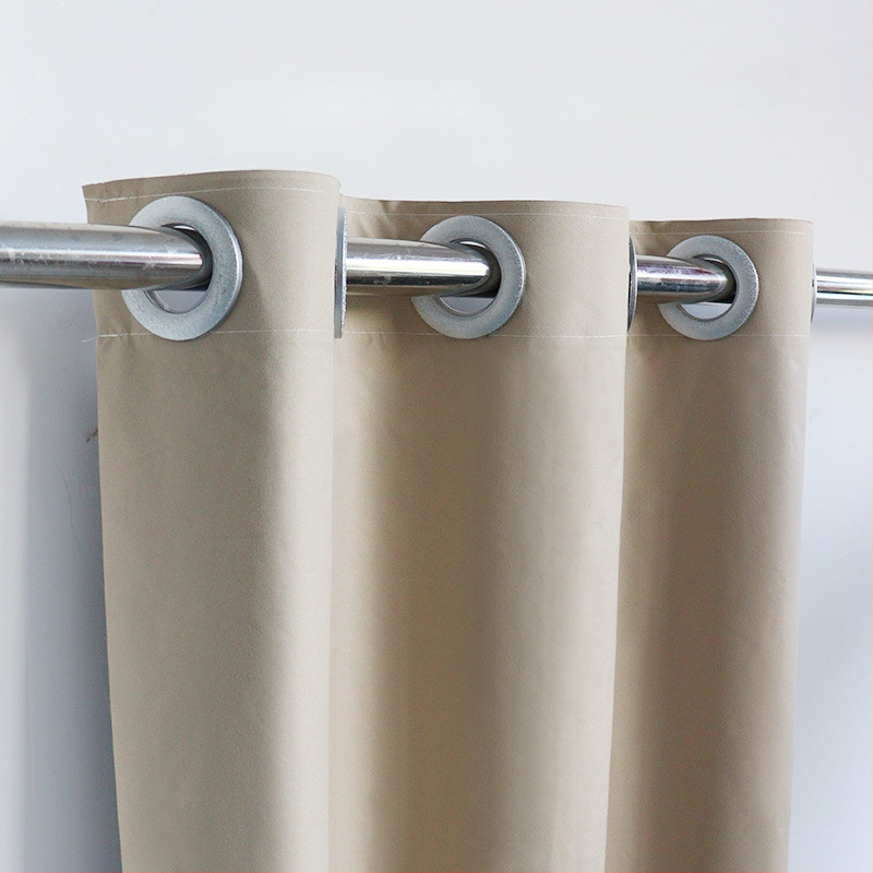 Draperie blackout Nordic din țesătură compozită, șină roman perforată, umbrire 71–90%, potrivită pentru living și dormitor.